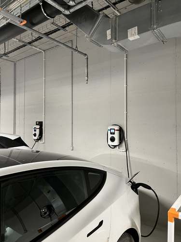 Jakie zabezpieczenia przeciwpożarowe powinny się znajdować w garażach dla aut elektrycznych?